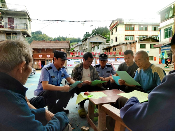锦屏县公安局平秋派出所到平秋镇魁胆村村组织村民召开警民议事会开展普法宣传活动 锦屏县公安局平秋派出所到平秋镇魁胆村村组织村民召开警民议事会开展普法宣传活动