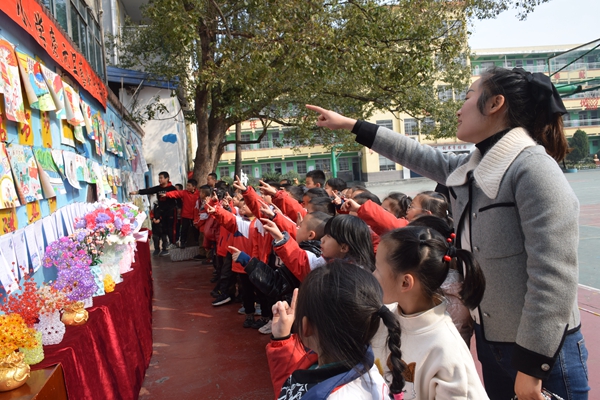 老师解疑同学“廉洁”中池塘中“莲”的含义 老师解疑同学“廉洁”中池塘中“莲”的含义