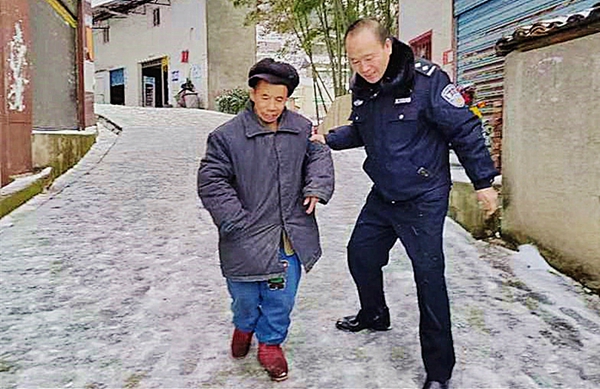 踏雪护送老人安全回家