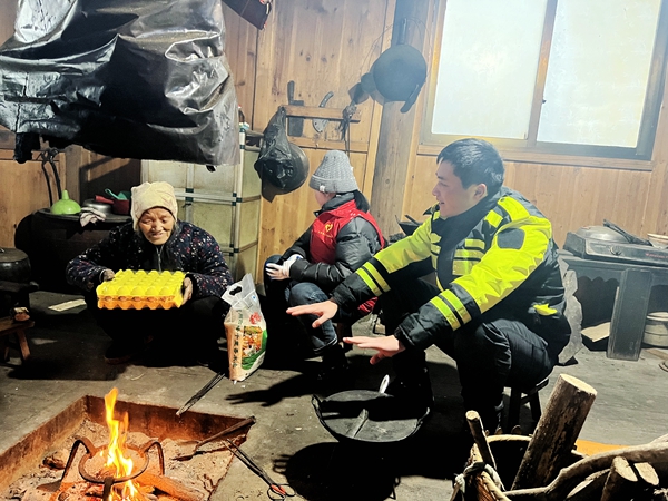 驻村民警和工作队同志入户走访慰问困难群众