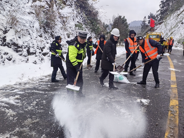 警民联合铲雪除冰