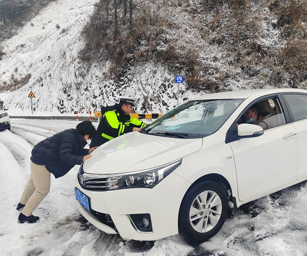 交警帮群众推受困车辆